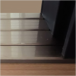 출입이 용이한 하부 레일 이미지